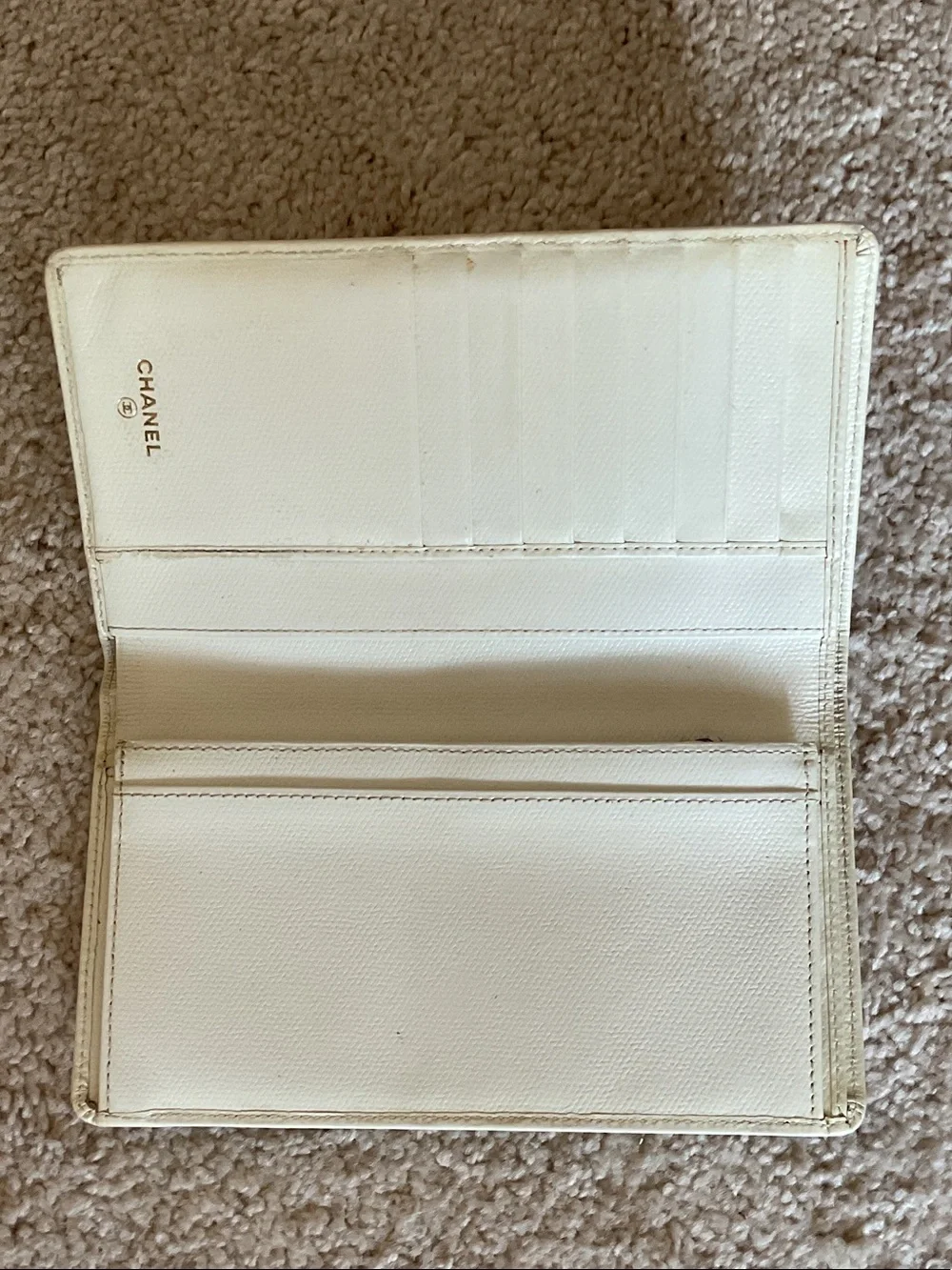 CHANEL elegant continental